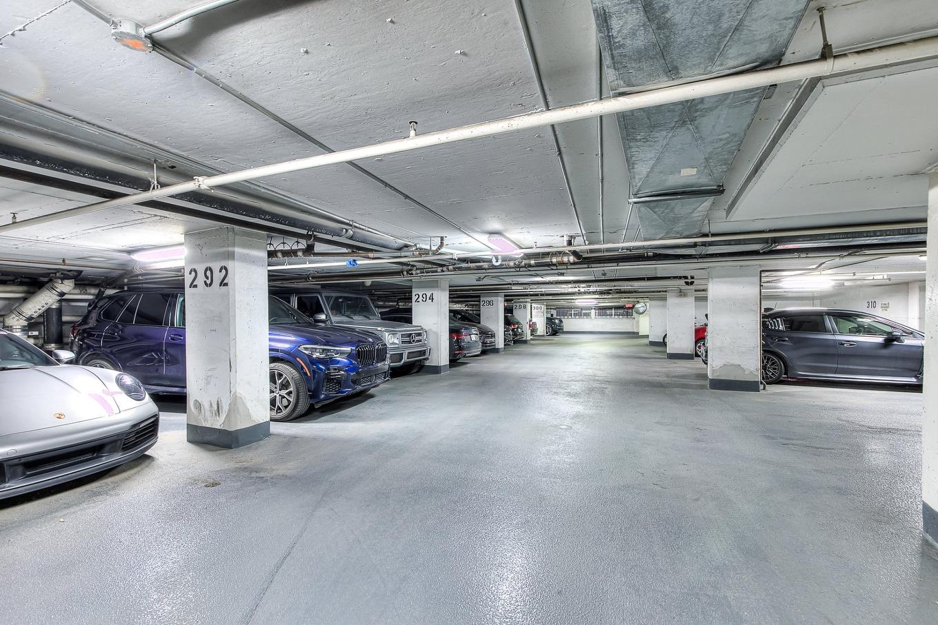 Garage - 701-445 Av. Viger O., Montréal (Ville-Marie), QC - Indoor Photo Showing Garage