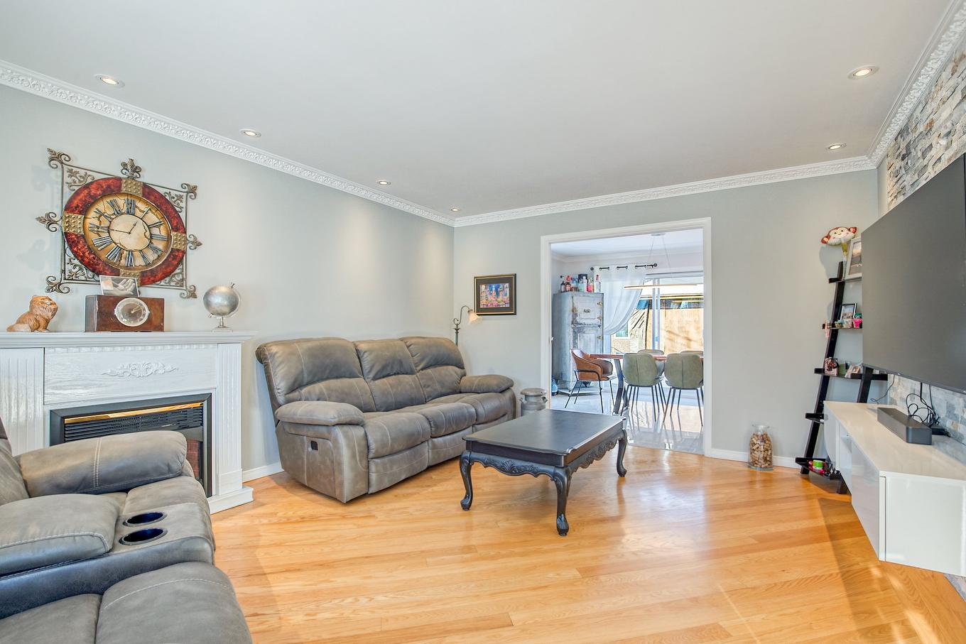 Salon - 6 Rue Des Hirondelles, Saint-Jean-Sur-Richelieu, QC - Indoor Photo Showing Living Room With Fireplace