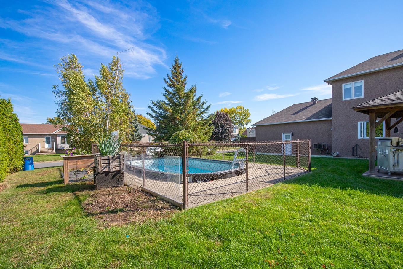 Piscine - 6 Rue Des Hirondelles, Saint-Jean-Sur-Richelieu, QC - Outdoor With Backyard