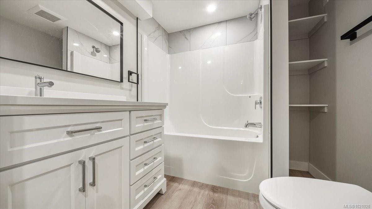 1021 Tillicum Rd, Esquimalt, BC