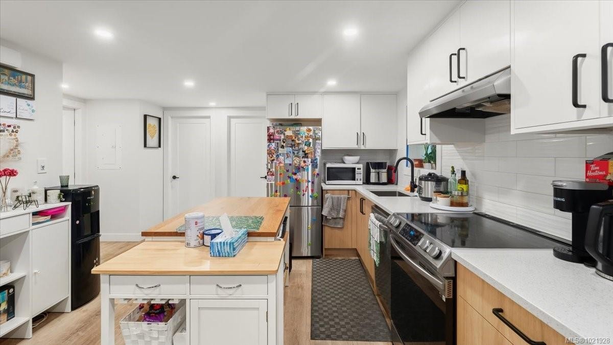 1021 Tillicum Rd, Esquimalt, BC