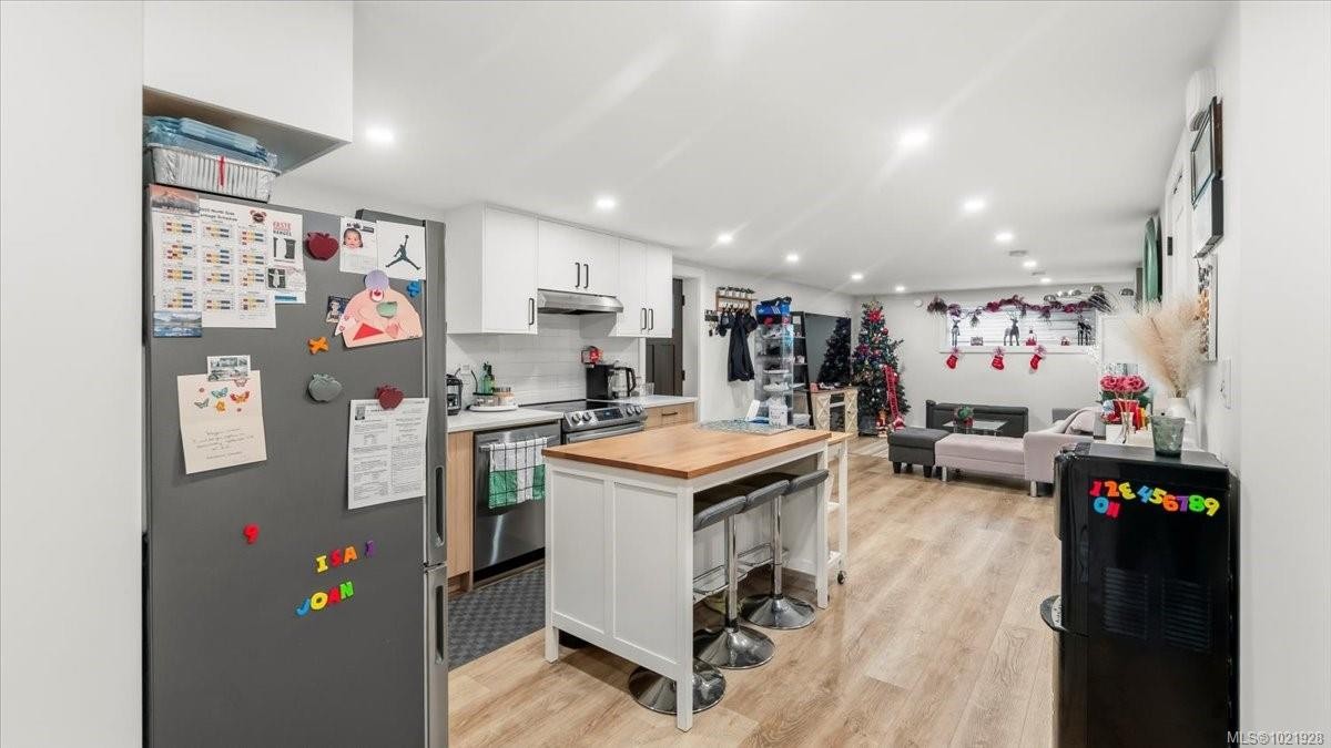 1021 Tillicum Rd, Esquimalt, BC