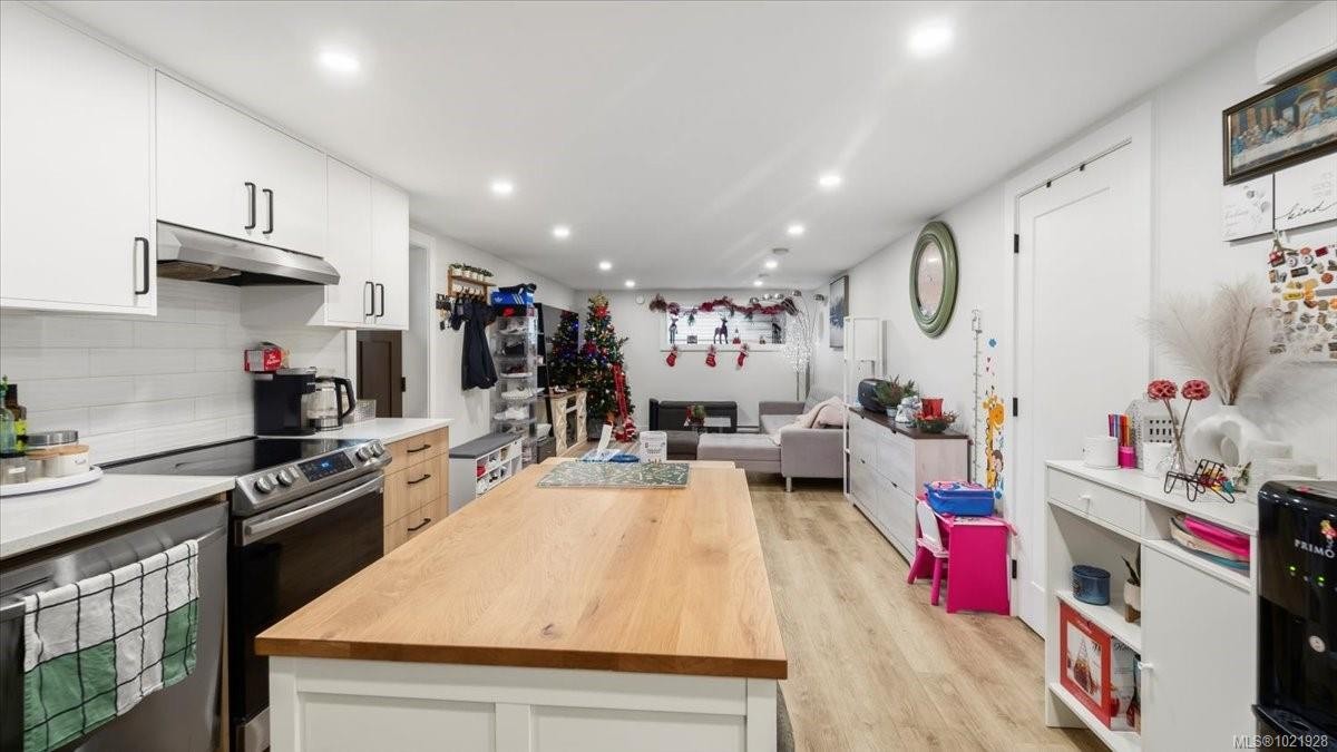 1021 Tillicum Rd, Esquimalt, BC