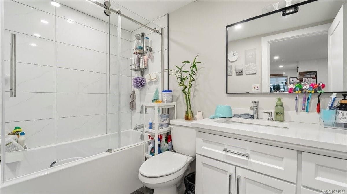 1021 Tillicum Rd, Esquimalt, BC