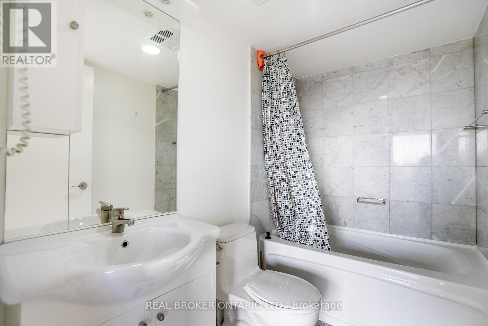 504 - 16 Harrison Garden Boulevard, Toronto, ON - Indoor Photo Showing Bathroom