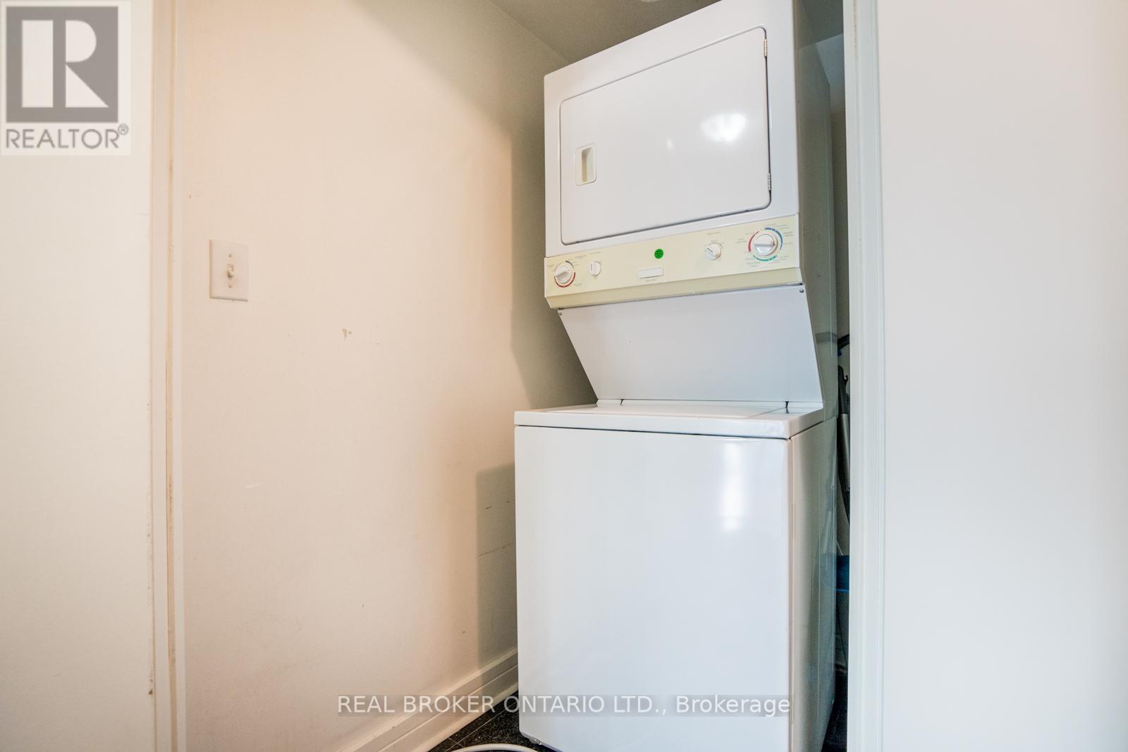 504 - 16 Harrison Garden Boulevard, Toronto, ON - Indoor Photo Showing Laundry Room