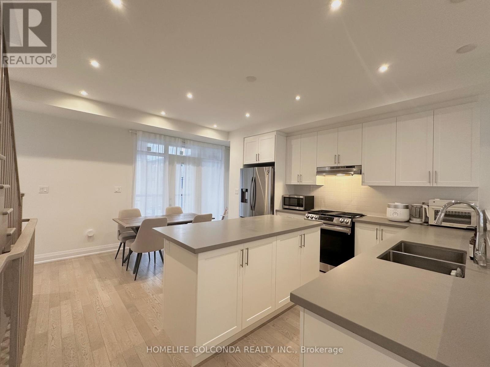 206 Moneypenny Place, Vaughan, ON - Indoor Photo Showing Kitchen With Double Sink With Upgraded Kitchen