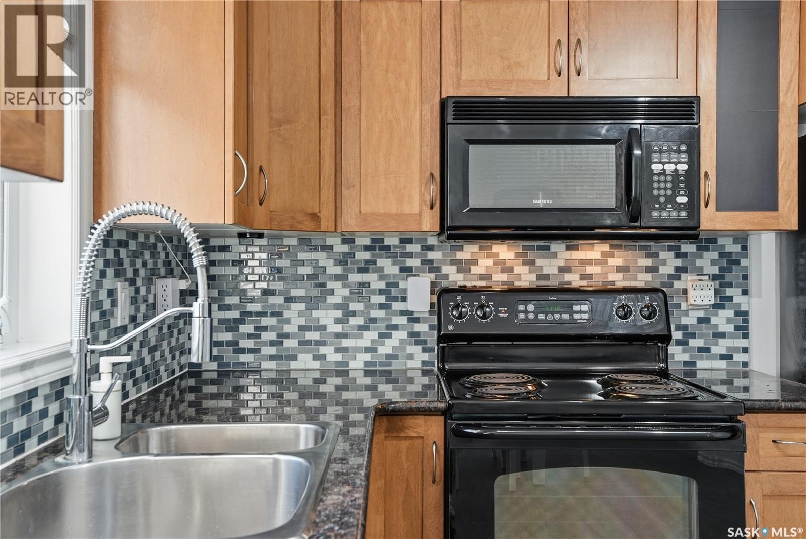 120 303 Slimmon Place, Saskatoon, SK - Indoor Photo Showing Kitchen With Double Sink