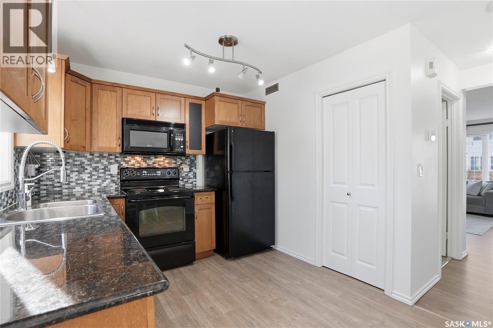 120 303 Slimmon Place, Saskatoon, SK - Indoor Photo Showing Kitchen With Double Sink