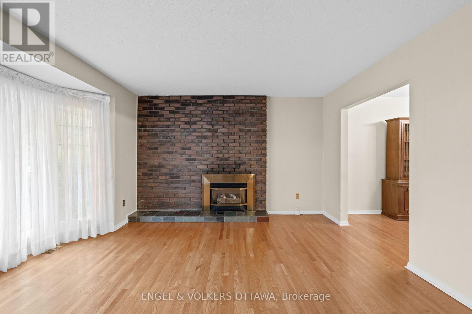3348 Kodiak Street, Ottawa, ON - Indoor Photo Showing Living Room With Fireplace