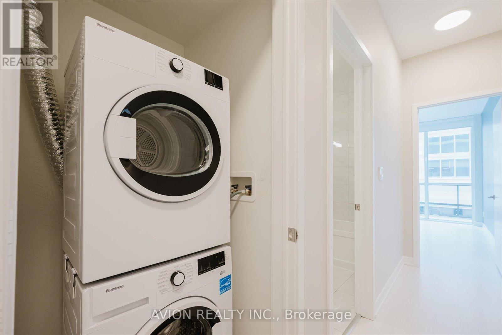 402 - 50 Ordnance Street, Toronto, ON - Indoor Photo Showing Laundry Room
