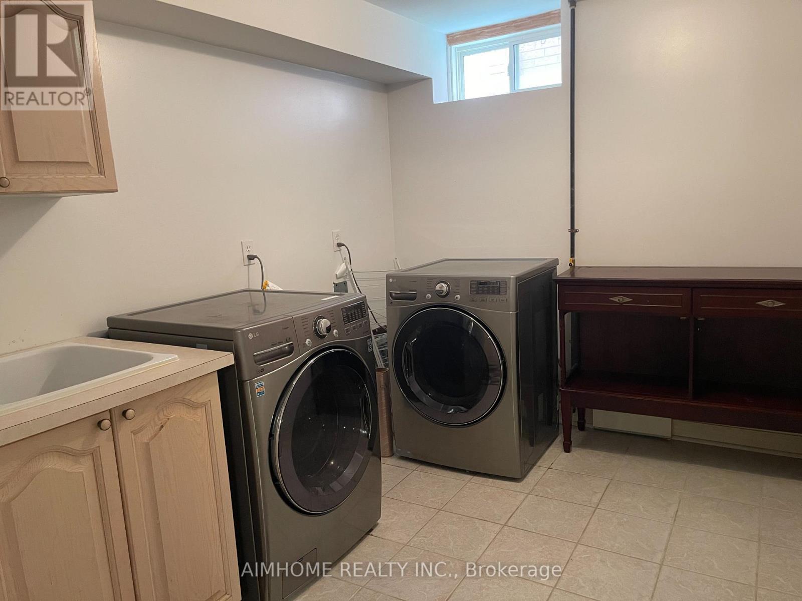 120 Sweet Water Crescent, Richmond Hill, ON - Indoor Photo Showing Laundry Room
