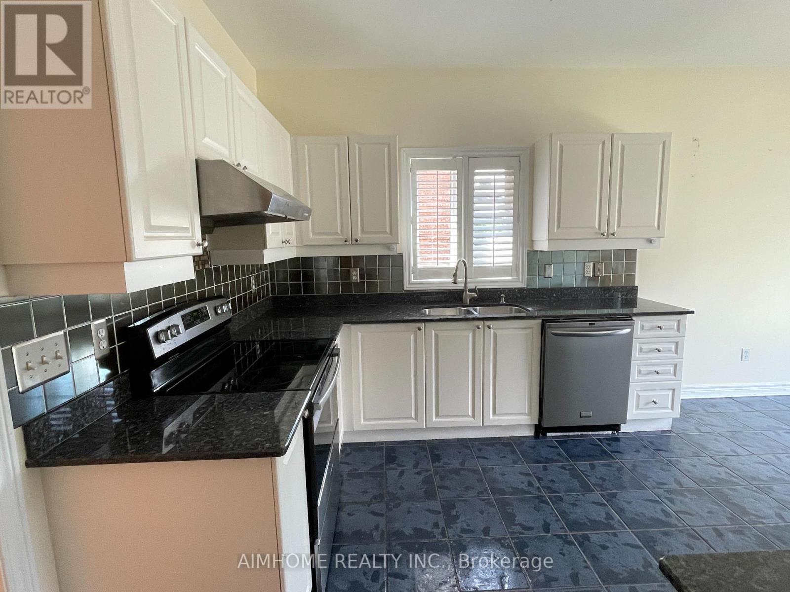 120 Sweet Water Crescent, Richmond Hill, ON - Indoor Photo Showing Kitchen With Double Sink
