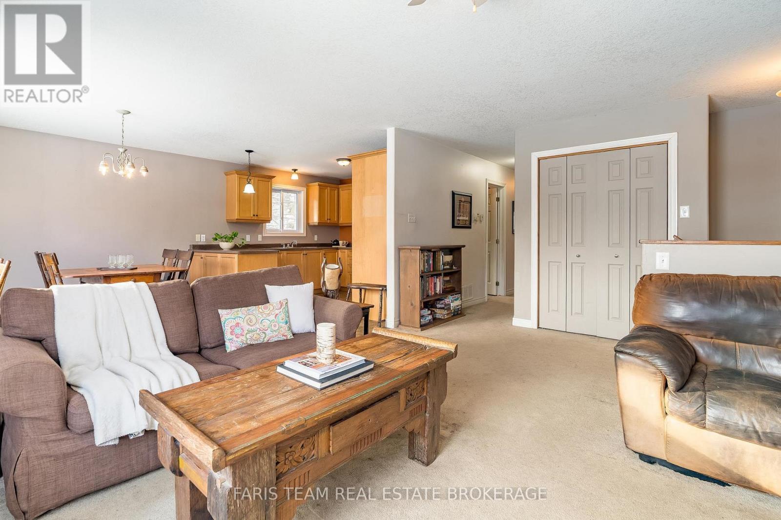 3400 Reservoir Road, Severn, ON - Indoor Photo Showing Living Room
