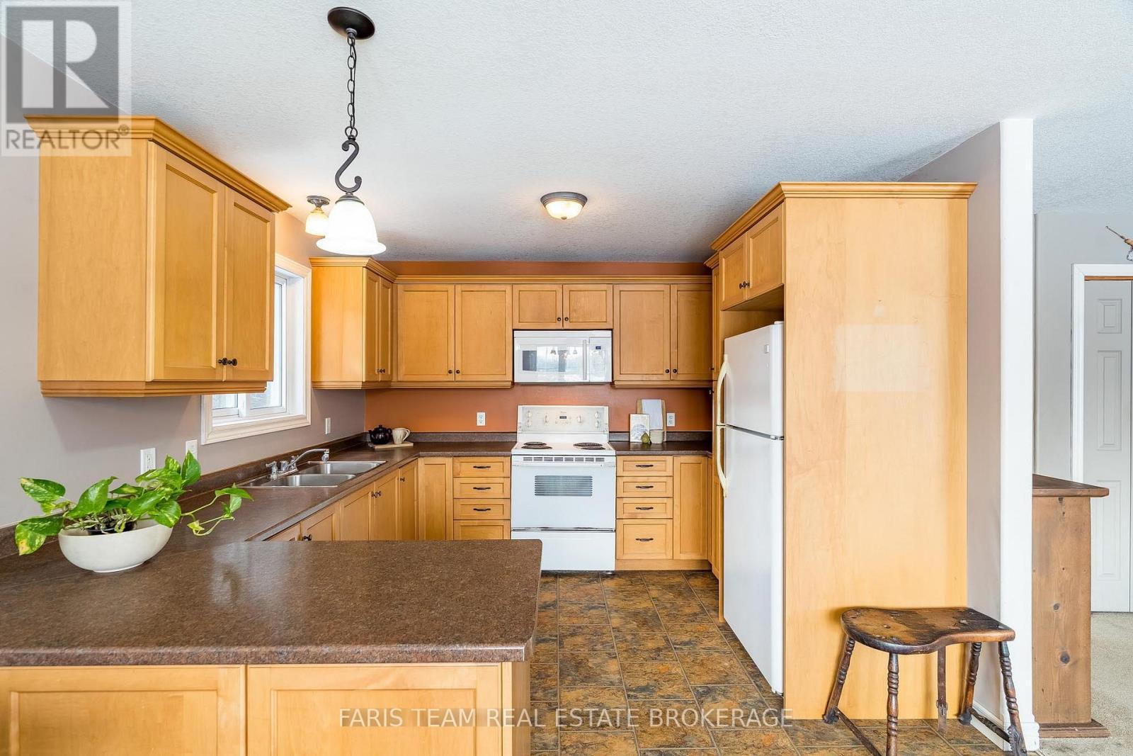 3400 Reservoir Road, Severn, ON - Indoor Photo Showing Kitchen With Double Sink