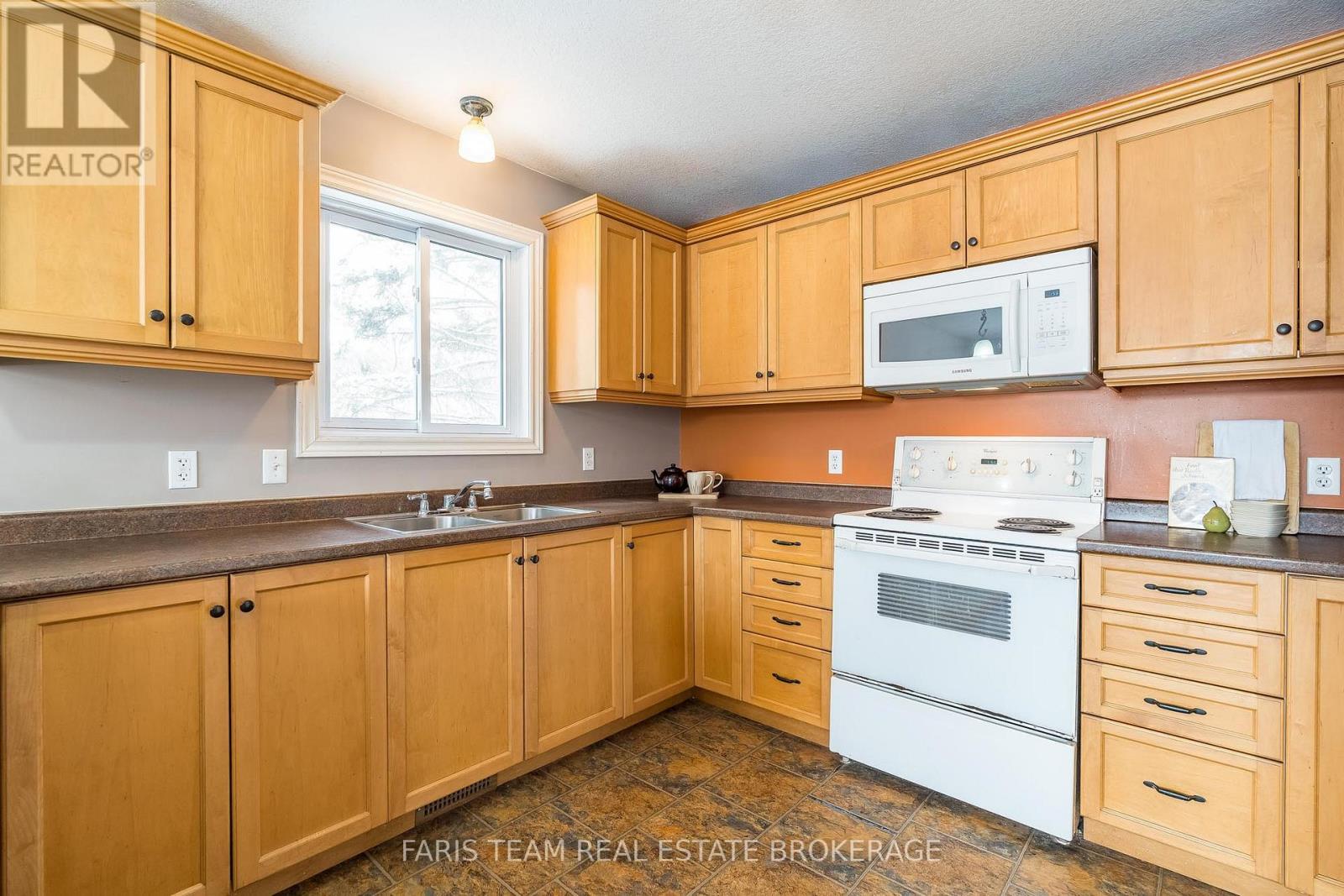 3400 Reservoir Road, Severn, ON - Indoor Photo Showing Kitchen With Double Sink