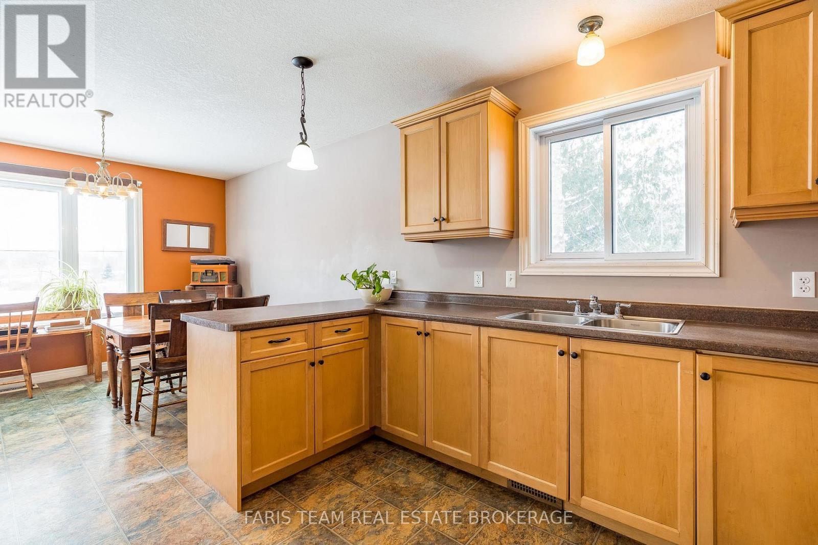 3400 Reservoir Road, Severn, ON - Indoor Photo Showing Kitchen With Double Sink