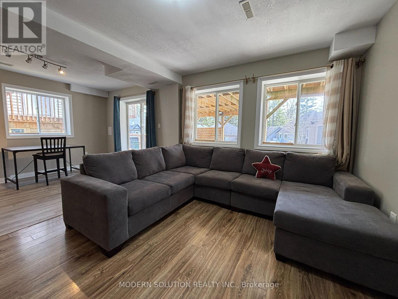 78 Christy Drive, Wasaga Beach, ON - Indoor Photo Showing Living Room