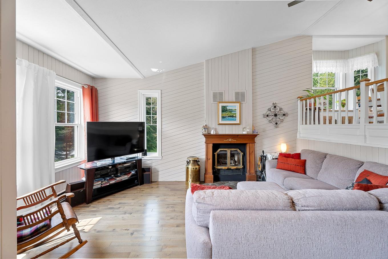 Living room - 628 Ch. Réjean, Sainte-Agathe-Des-Monts, QC - Indoor Photo Showing Living Room With Fireplace