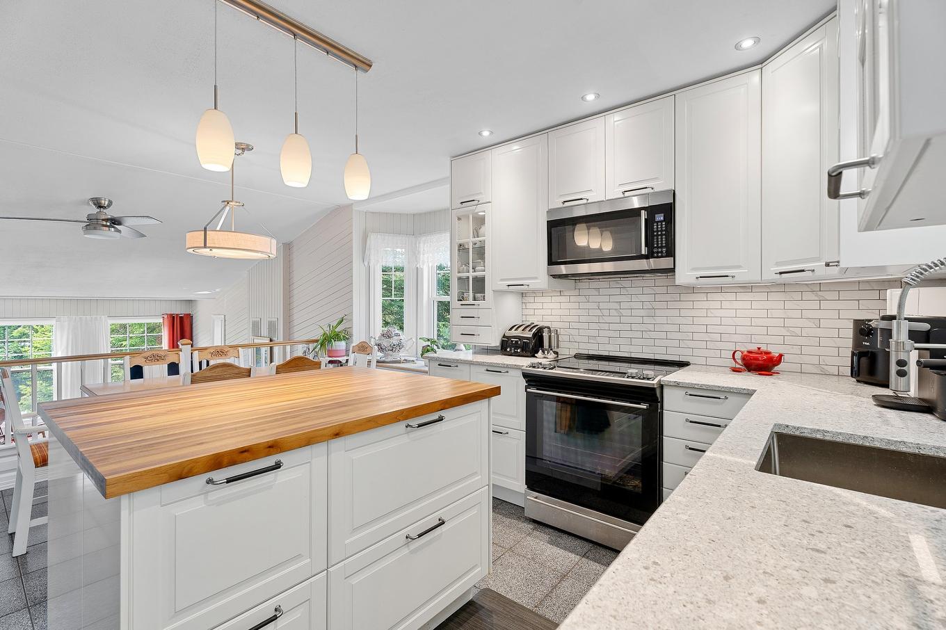 Kitchen - 628 Ch. Réjean, Sainte-Agathe-Des-Monts, QC - Indoor Photo Showing Kitchen With Upgraded Kitchen