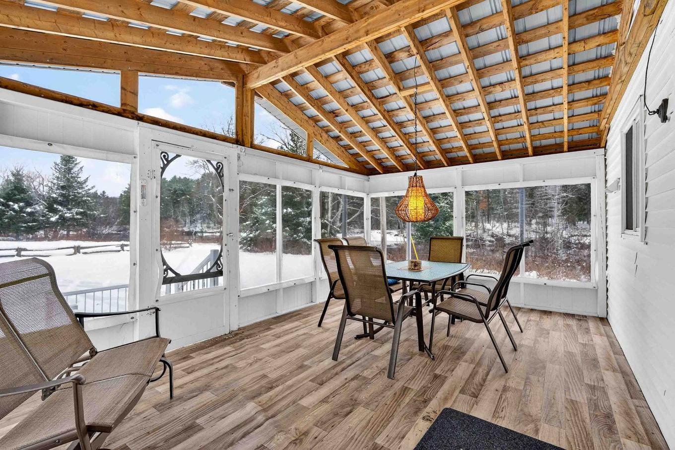 Véranda - 4323 Ch. Du Rapide, Rivière-Rouge, QC -