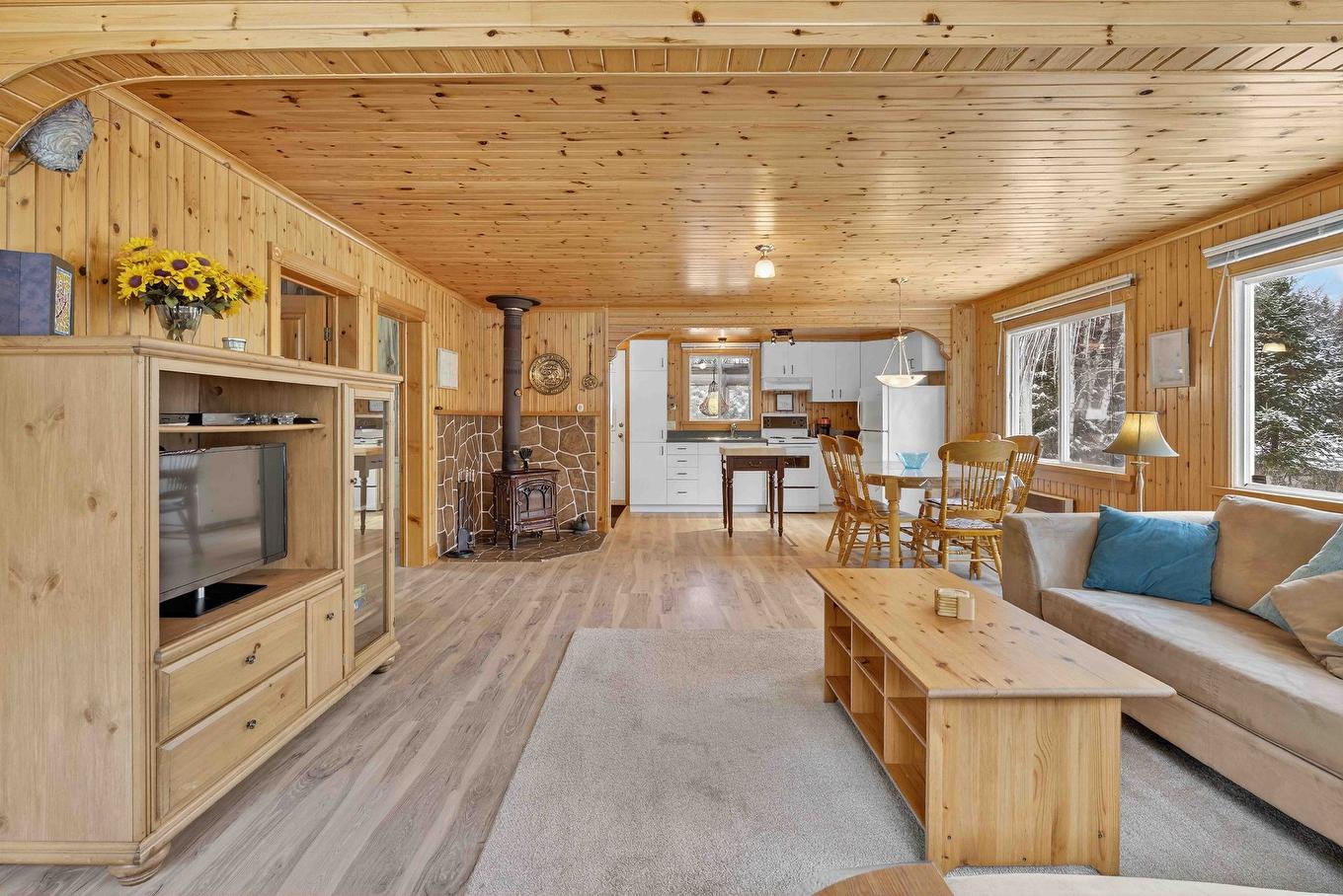 Vue d'ensemble - 4323 Ch. Du Rapide, Rivière-Rouge, QC - Indoor Photo Showing Living Room