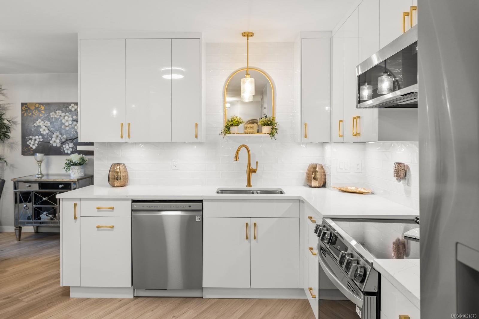 107-225 Belleville St, Victoria, BC - Indoor Photo Showing Kitchen With Double Sink With Upgraded Kitchen