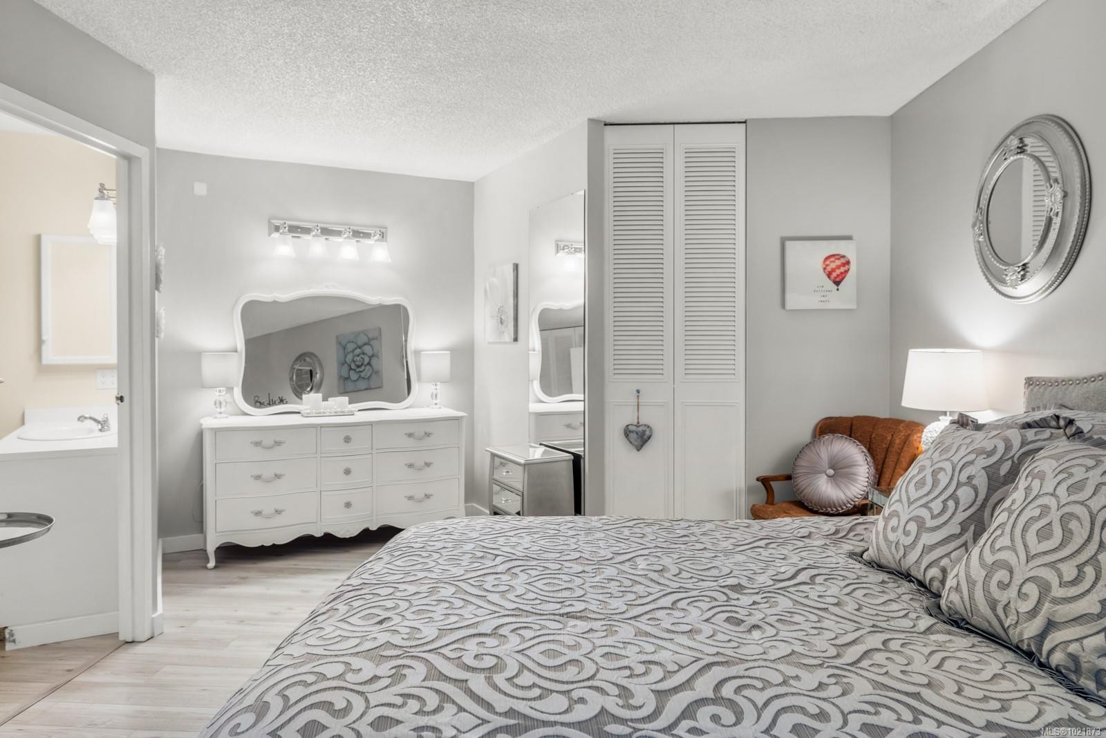 107-225 Belleville St, Victoria, BC - Indoor Photo Showing Bedroom