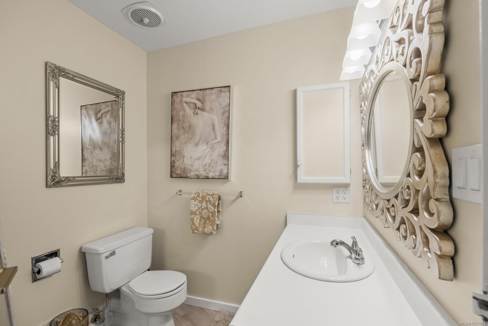 107-225 Belleville St, Victoria, BC - Indoor Photo Showing Bathroom