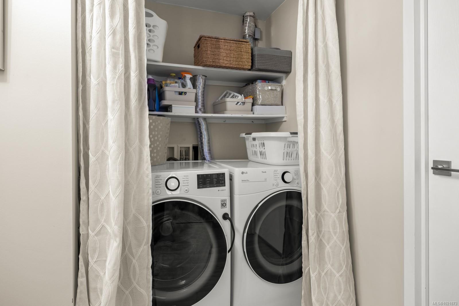 107-225 Belleville St, Victoria, BC - Indoor Photo Showing Laundry Room