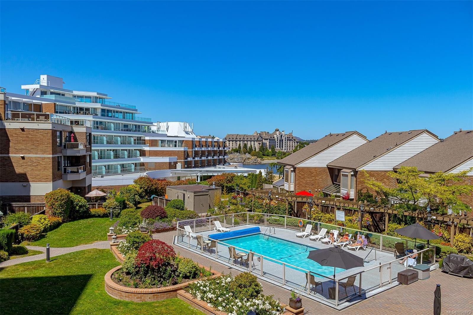 107-225 Belleville St, Victoria, BC - Outdoor With In Ground Pool