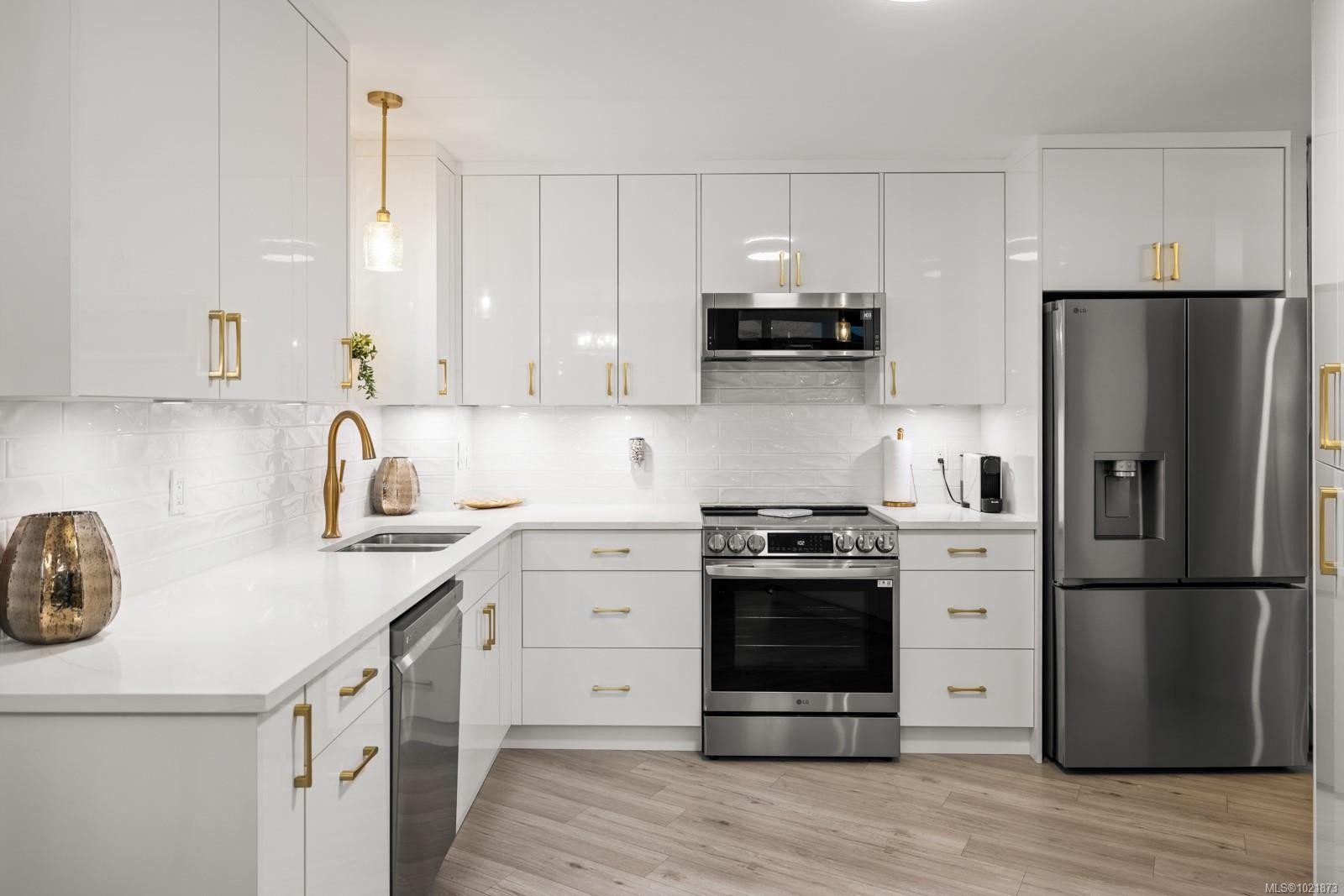 107-225 Belleville St, Victoria, BC - Indoor Photo Showing Kitchen With Double Sink With Upgraded Kitchen