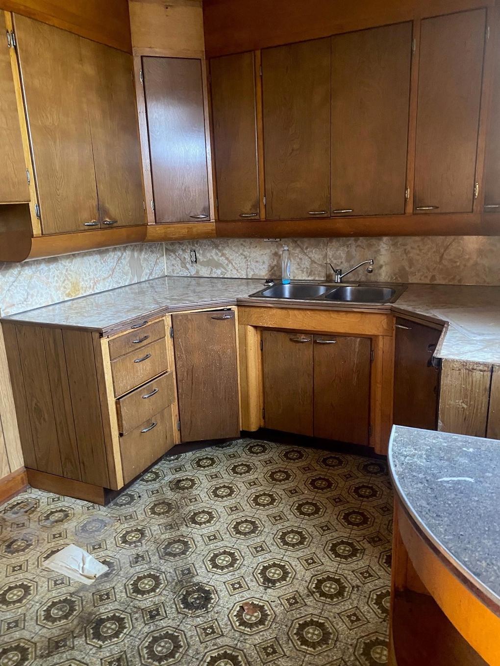 147 Amelia Street W., Thunder Bay, ON - Indoor Photo Showing Kitchen With Double Sink
