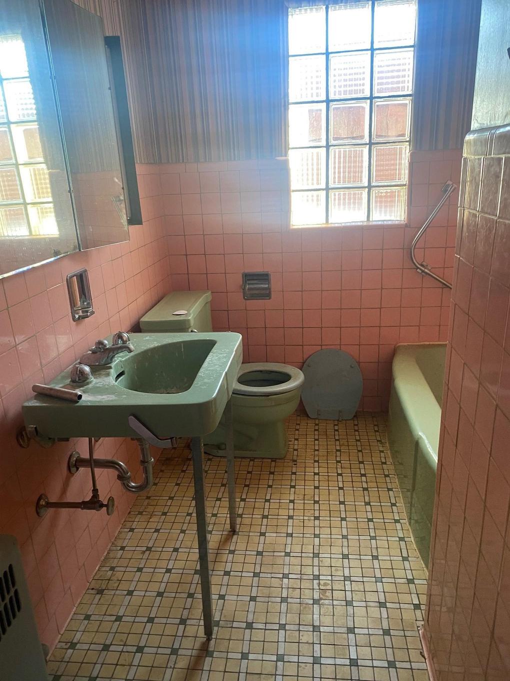 147 Amelia Street W., Thunder Bay, ON - Indoor Photo Showing Bathroom