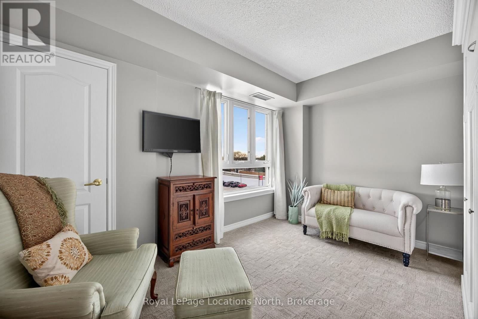 401 - 16 Raglan Street, Collingwood, ON - Indoor Photo Showing Living Room