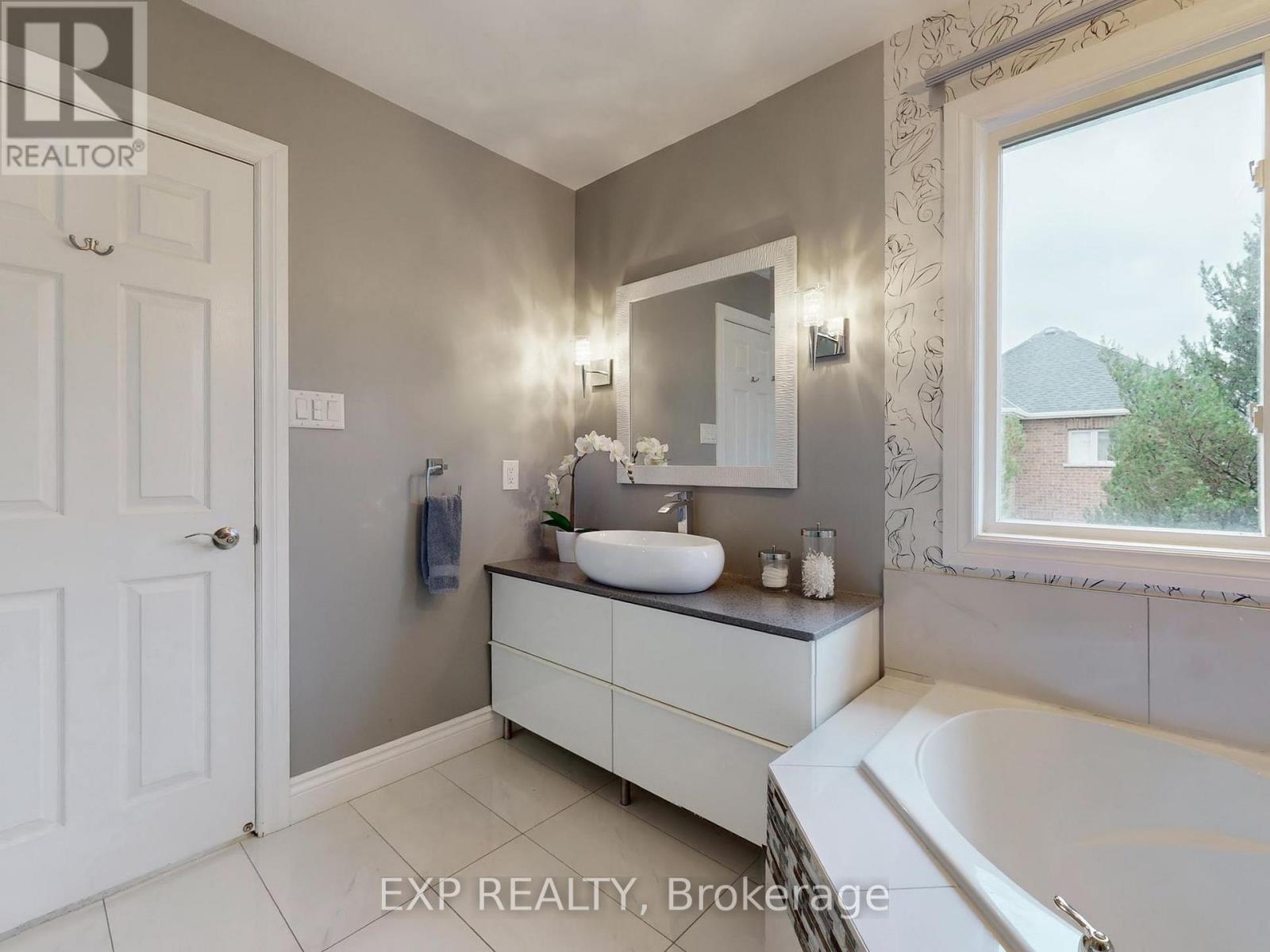 98 Lowther Avenue, Richmond Hill, ON - Indoor Photo Showing Bathroom