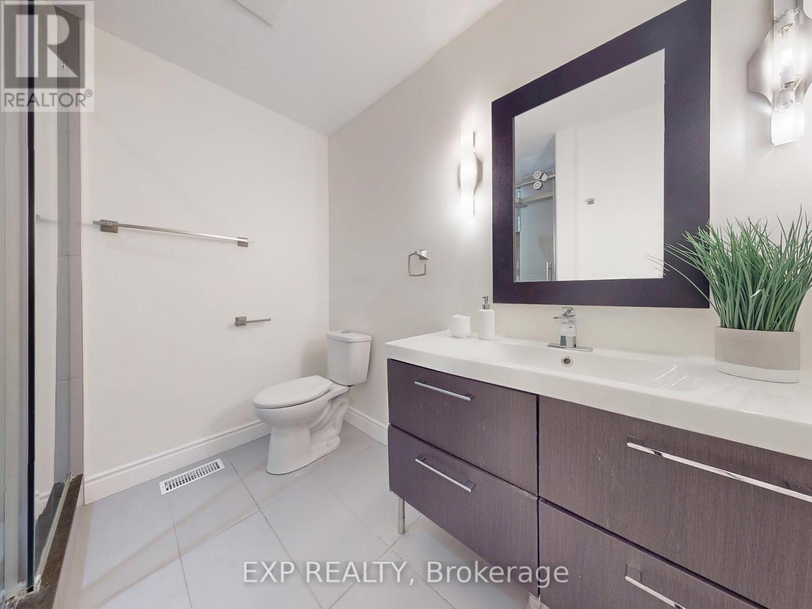 98 Lowther Avenue, Richmond Hill, ON - Indoor Photo Showing Bathroom