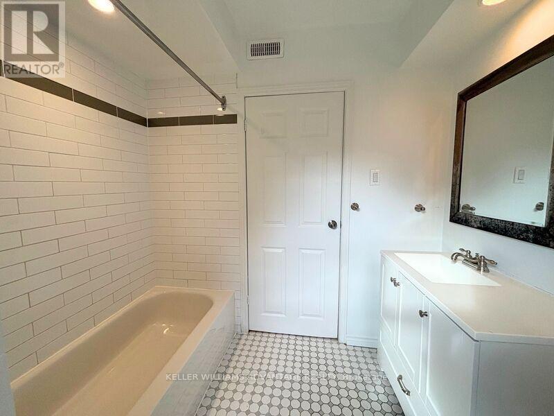 Unit #2 - 32 Arthur Avenue S, Hamilton, ON - Indoor Photo Showing Bathroom