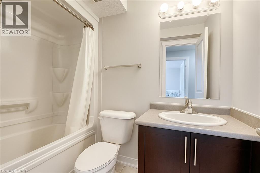 Bathroom featuring shower / tub combo with curtain and vanity - 185 Windale Crescent Unit# 5A, Kitchener, ON - Indoor Photo Showing Bathroom