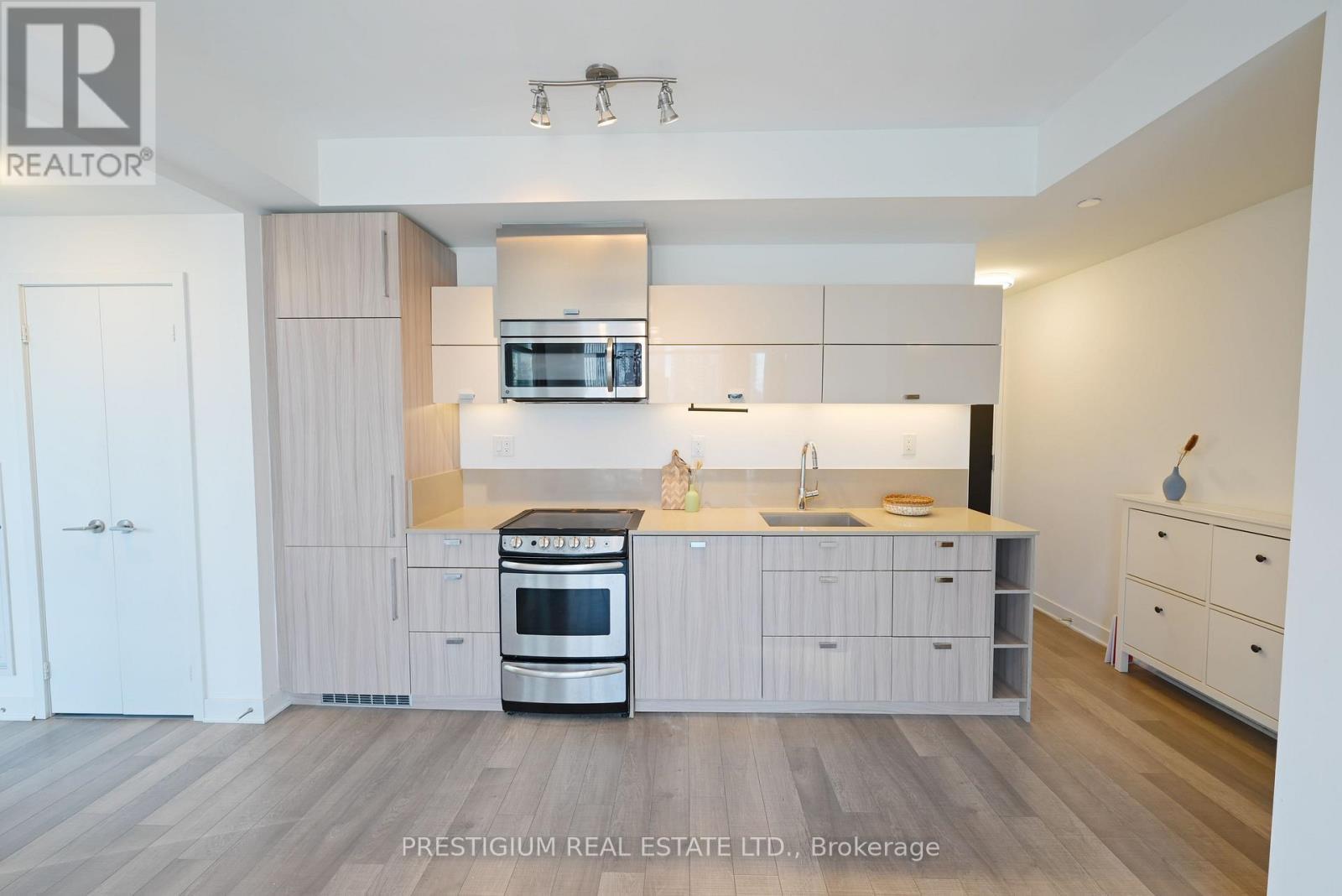 1910 - 290 Adelaide Street W, Toronto, ON - Indoor Photo Showing Kitchen
