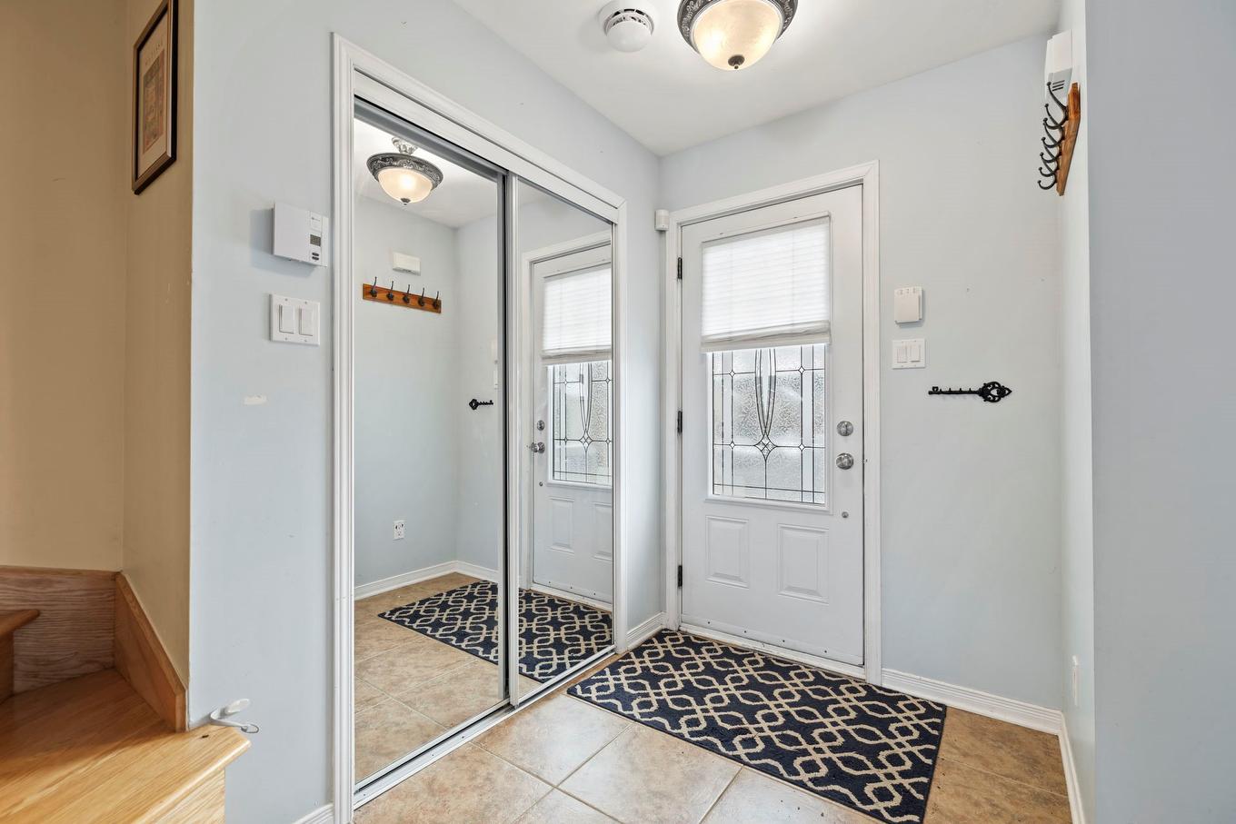 Hall d'entrée/Vestibule - 19 Rue Du Frère-André-Daoust, Rigaud, QC - Indoor Photo Showing Other Room