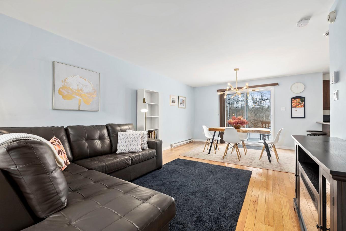 Salon - 19 Rue Du Frère-André-Daoust, Rigaud, QC - Indoor Photo Showing Living Room