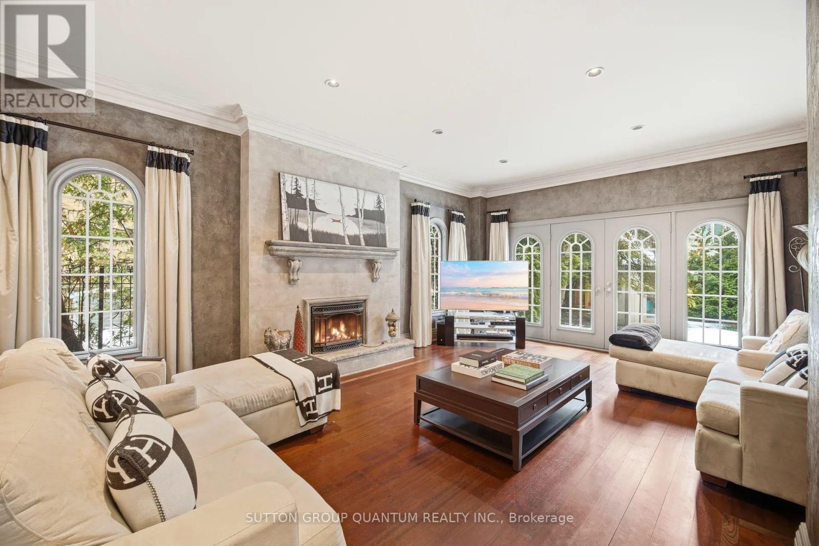 1080 Geran Crescent, Mississauga, ON - Indoor Photo Showing Living Room With Fireplace