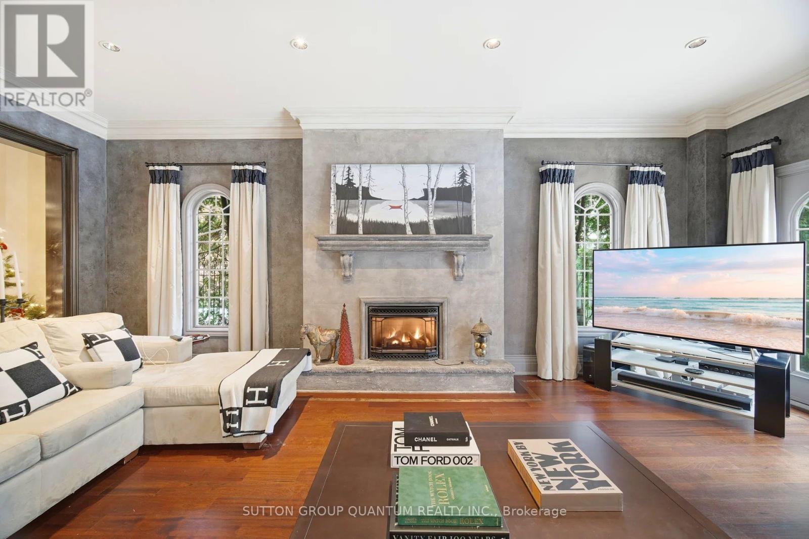 1080 Geran Crescent, Mississauga, ON - Indoor Photo Showing Living Room With Fireplace