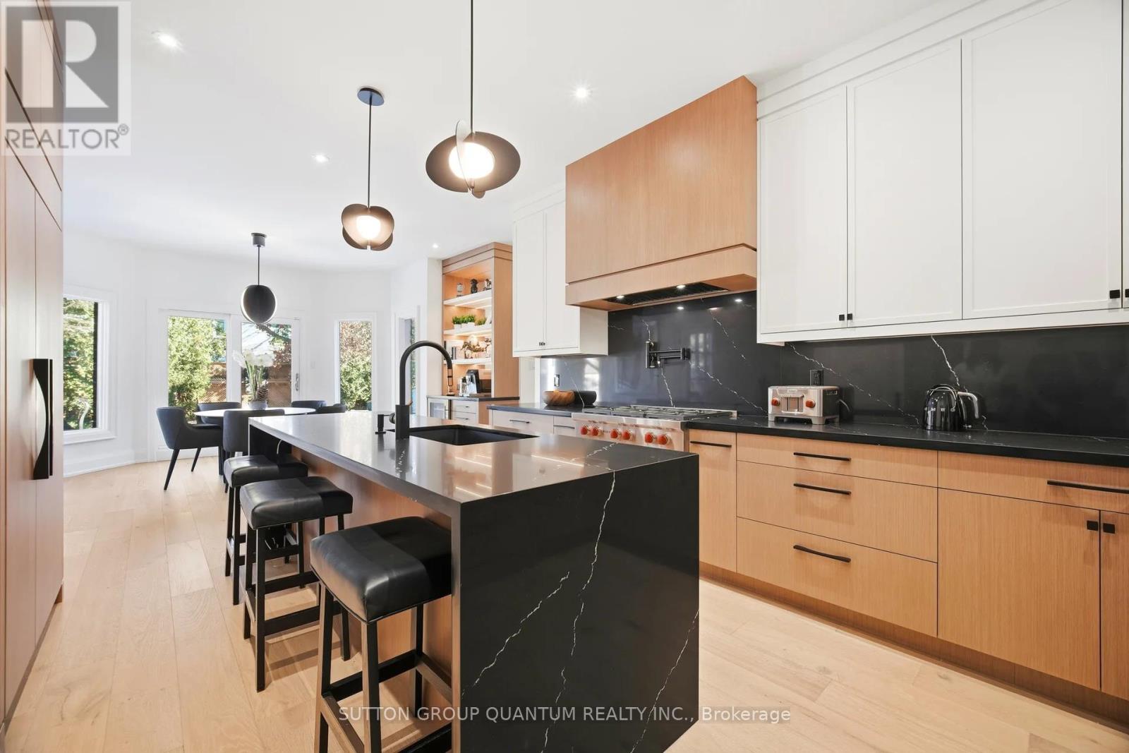 1080 Geran Crescent, Mississauga, ON - Indoor Photo Showing Kitchen With Upgraded Kitchen