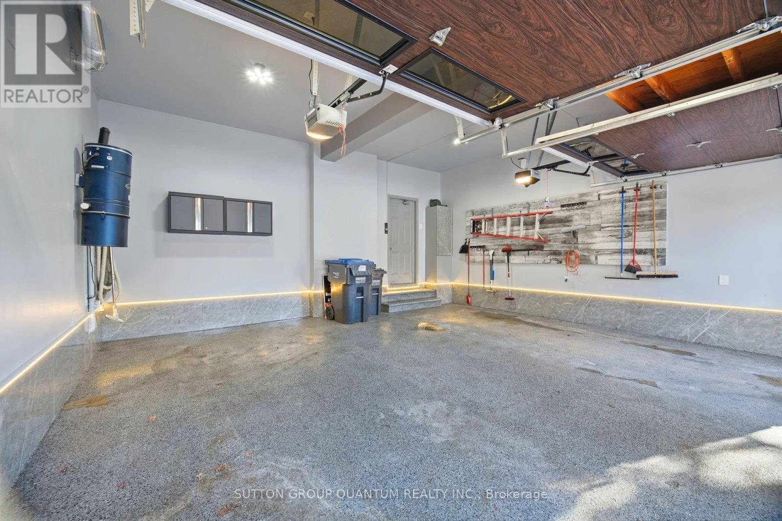 1080 Geran Crescent, Mississauga, ON - Indoor Photo Showing Garage