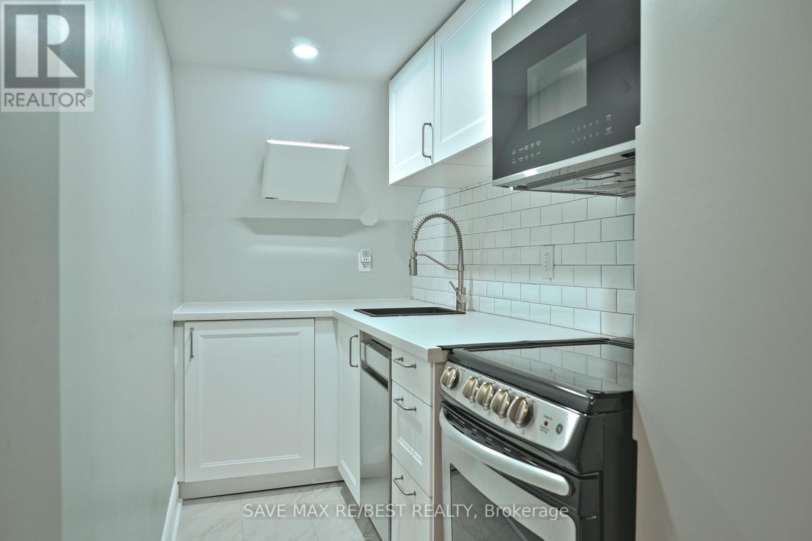 Bsmt - 6A Tedder Street, Toronto, ON - Indoor Photo Showing Kitchen