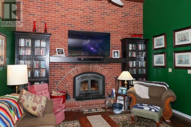 506 Snug Harbour Road, Kawartha Lakes (Lindsay), ON - Indoor Photo Showing Living Room With Fireplace