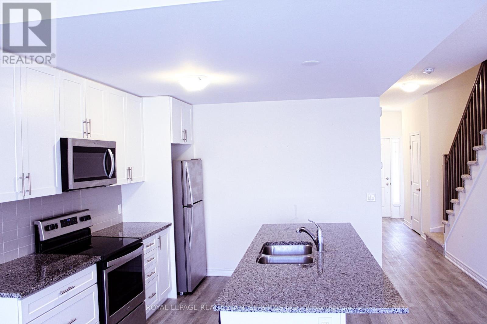 40 - 77 Diana Avenue, Brantford, ON - Indoor Photo Showing Kitchen With Double Sink With Upgraded Kitchen