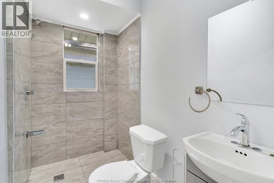 516 Oak, Windsor, ON - Indoor Photo Showing Bathroom